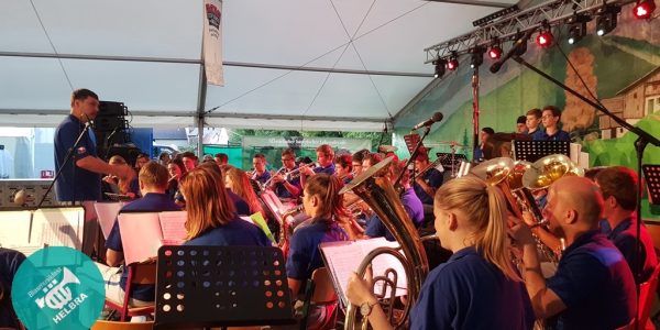 Jugendblasorchester spielt im Festzelt auf der Bühne, rote Bühnenbeleuchtung.