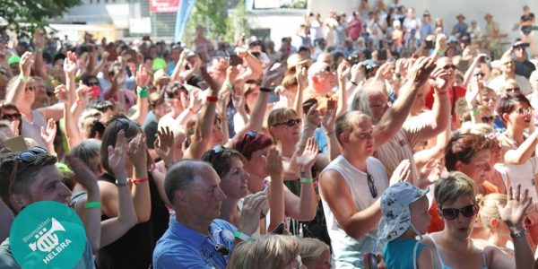 Menschenmenge beim Blasmusikfest, viele Besucher klatschen und jubeln.